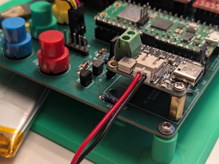 Ladereglermodul und Akku verbunden charger-battery-connected